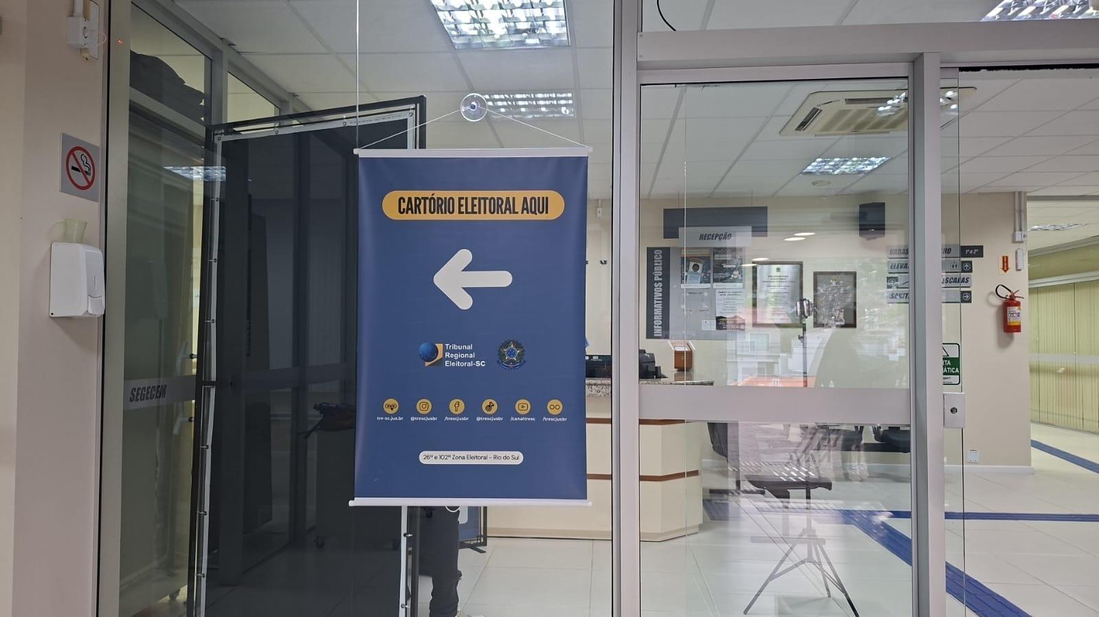 Equipamento é trocado após eleitor tropeçar em fio em Rio do Sul 